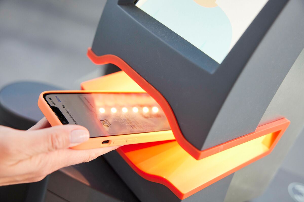 Scanning of the electronic access ticket via smartphone at the turnstiles in Entrance West